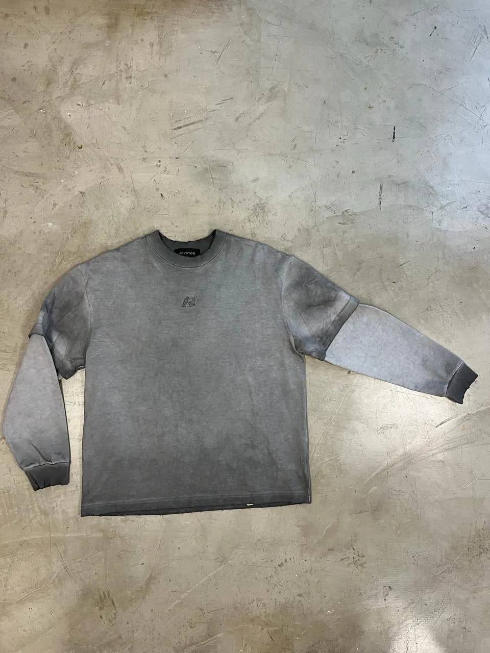 REMERA REVSTON GRIS